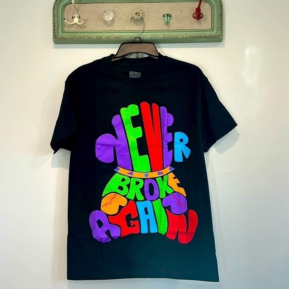 NBA YOUNGBOY NEVER BROKE AGAIN GRAPHIC BUBBLE LETTER SHORT SLEEVE TEE MEDIUM